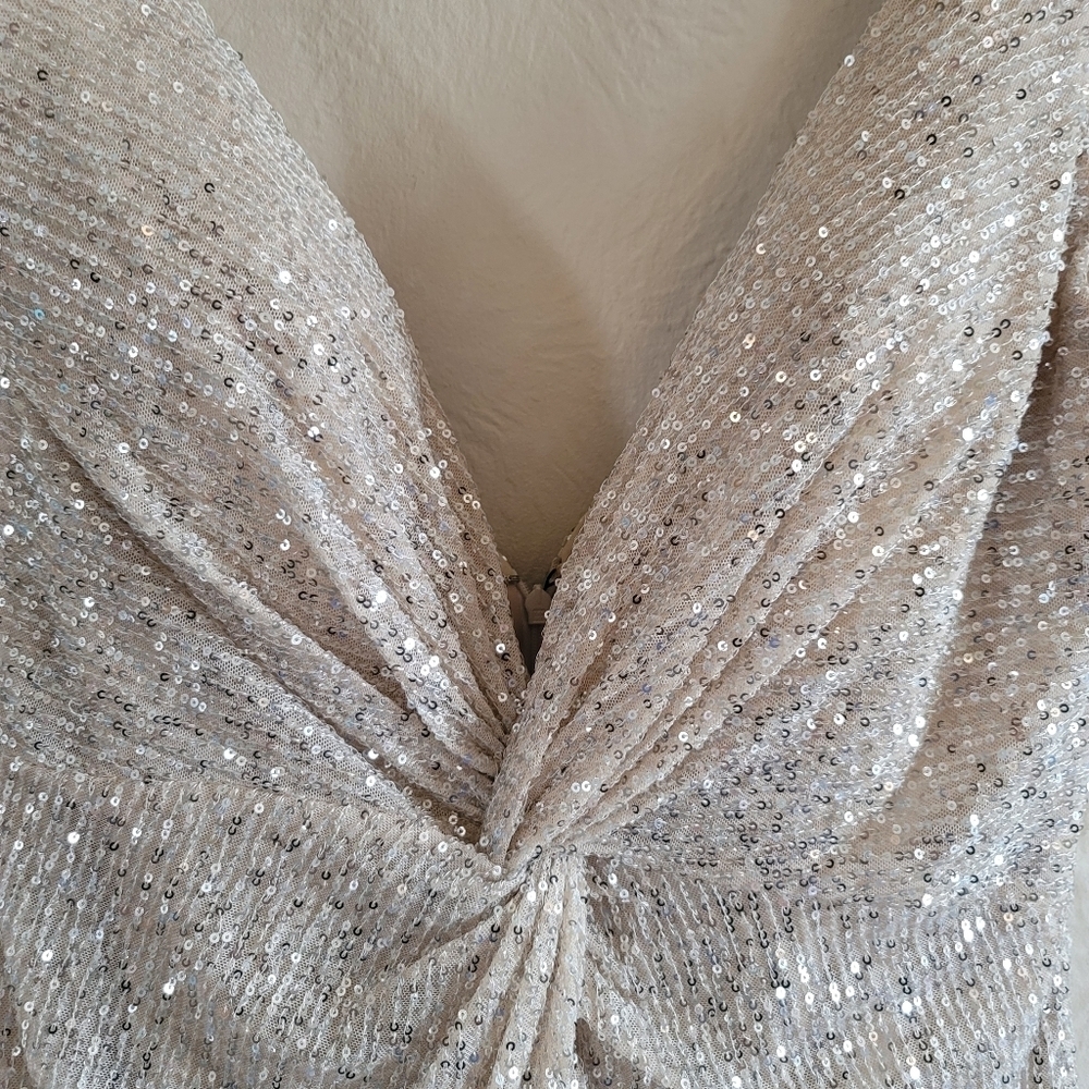 IEENA By Mac Duggal, Front Twist Plunging Sequin Mini Dress, Silver, Size 12 - Picture 10 of 11